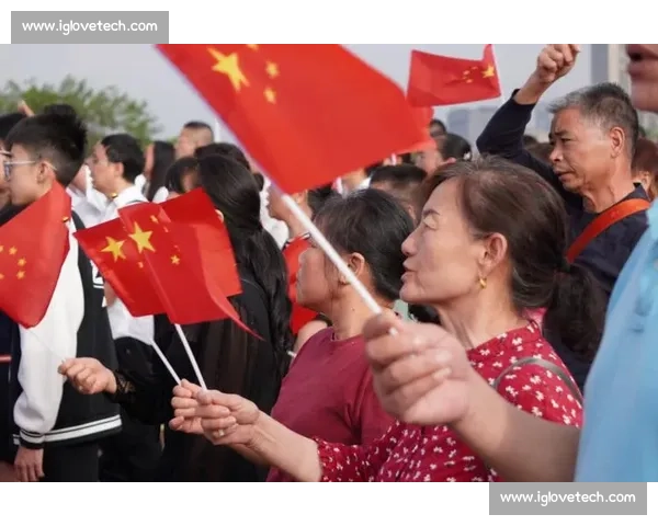 国歌奏响时，他们用身体为孩子撑起晴空