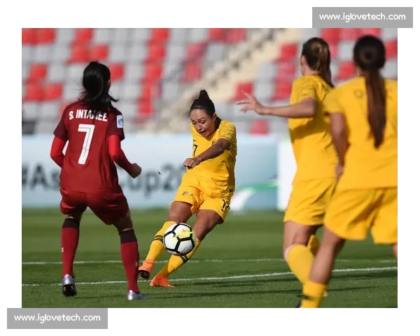 澳大利亚女足国脚戈里汉密尔顿岛完婚 李梦雯曾为队友见证